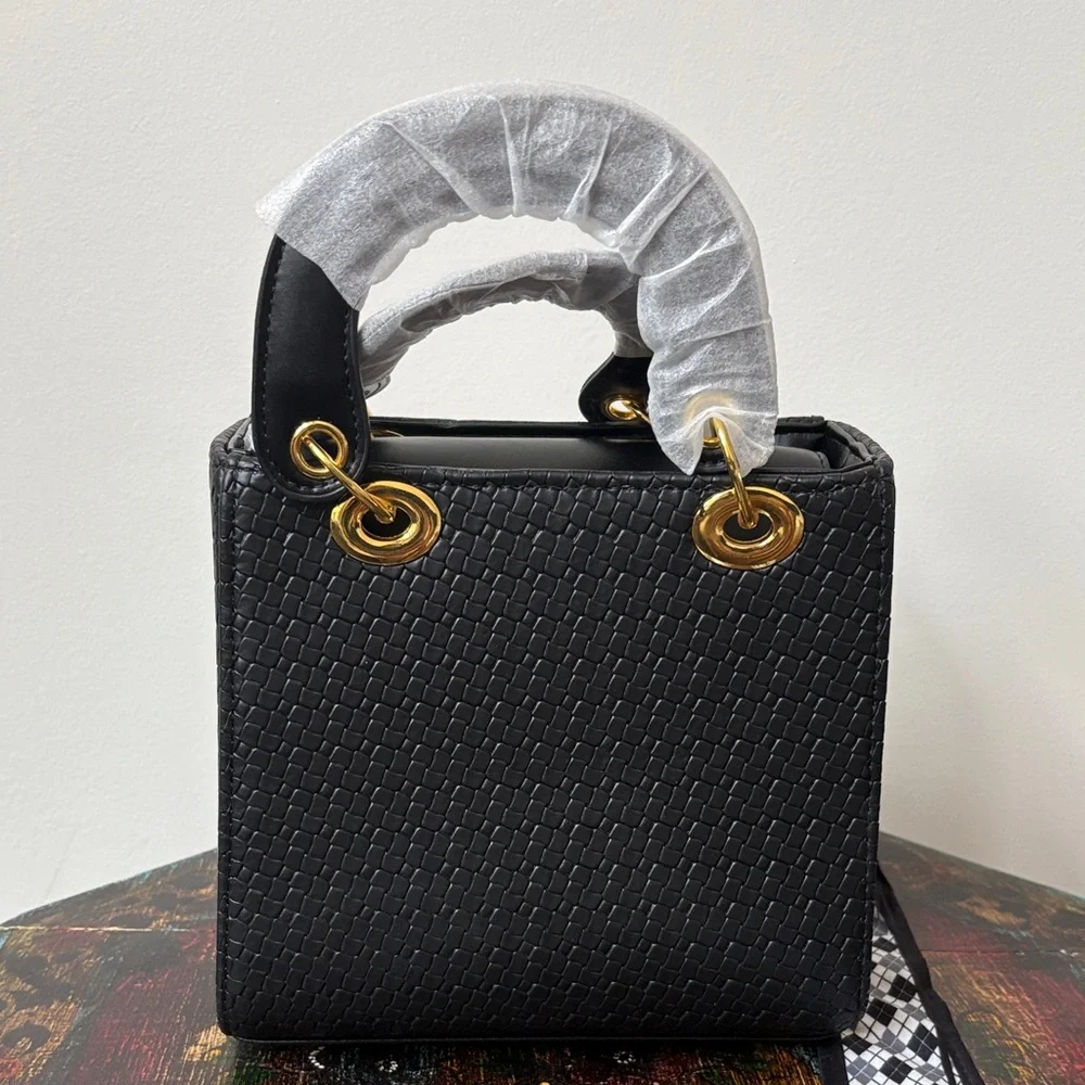 Elegant Black Handbag with Gold Hardware - Picture 2 of 3